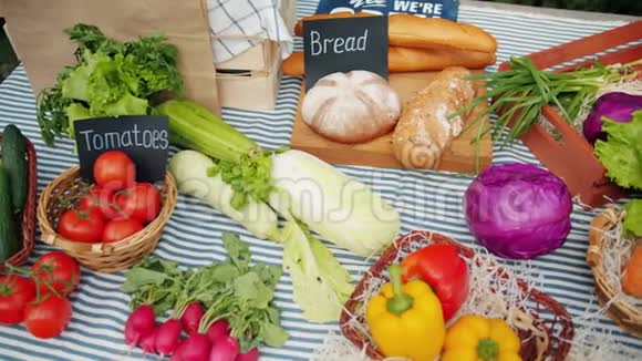 新鲜的生有机食品蔬菜水果面包鸡蛋秋季出售农场市场视频的预览图