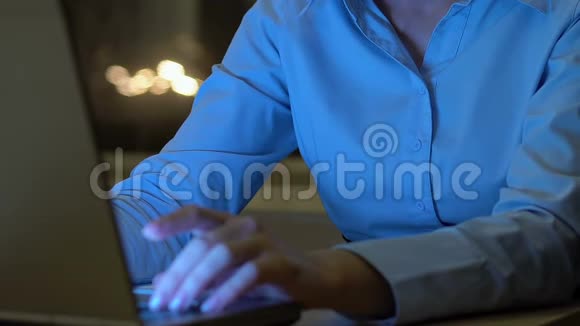 年轻女雇员在夜间工作从事商业项目视频的预览图