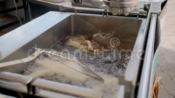 沸油烘烤胡罗面团的工艺视频的预览图