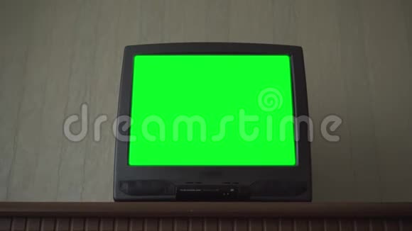 电视机屏幕上有绿色电子投影视频的预览图