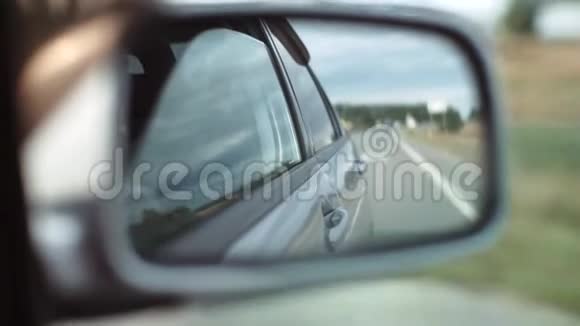汽车上路侧视右侧后视镜玻璃中反光右后视视图视频的预览图