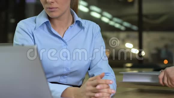 女性雇员在办公室里得到更多的文件工作量加班视频的预览图
