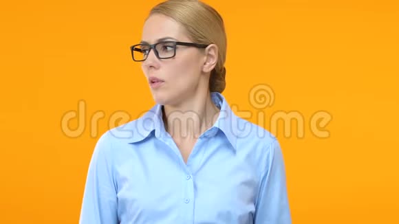 在橙色背景下被吓倒的商业女性恐慌症发作精神障碍视频的预览图