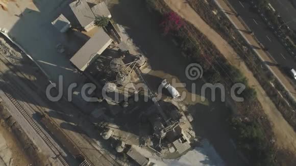 在水泥厂上空高空钻卡车装载和浇筑沙子建筑工业用地视频的预览图