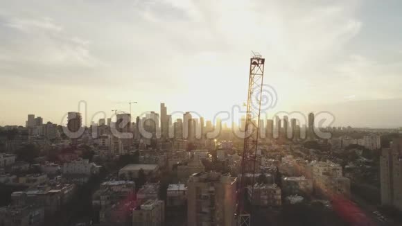 特拉维夫天际线在白天朝向太阳的塔楼和建筑物的地平线现代城市的市中心景观视频的预览图