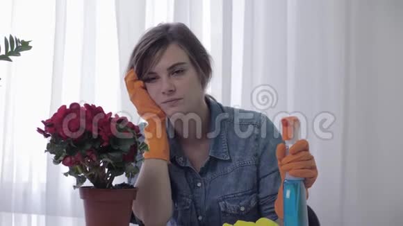 过敏季节戴手套的年轻女性在清洗时会使用喷洒清洁剂和打喷嚏视频的预览图