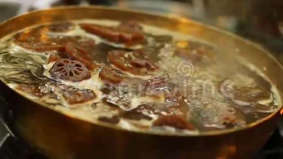 亚洲街头美食露天烹饪视频的预览图