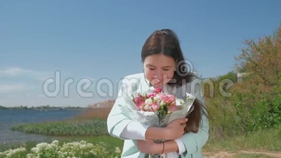 微笑甜美的女孩在大自然的草坪上绽放着美丽的花朵视频的预览图