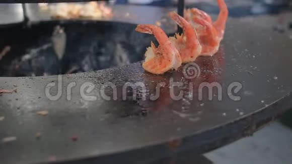 烤鱼在明火圆炉上烤视频的预览图