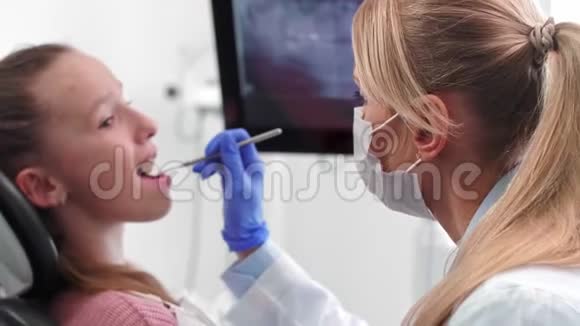 微笑牙医在牙科诊所工作画像视频的预览图
