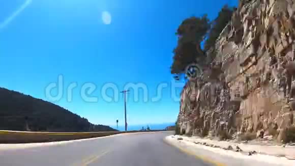 具有曲线和隧道的山路上汽车行驶的视角在阳光明媚的夏日乘坐蛇形路线视频的预览图