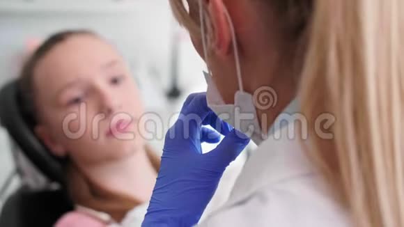牙科医生检查时使用牙科镜视频的预览图