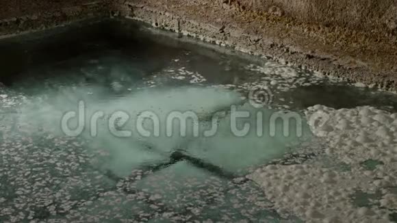 矿泉浴视频的预览图