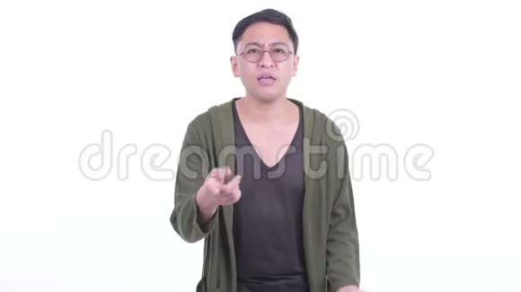 愤怒的戴眼镜的日本男人说话抱怨视频的预览图