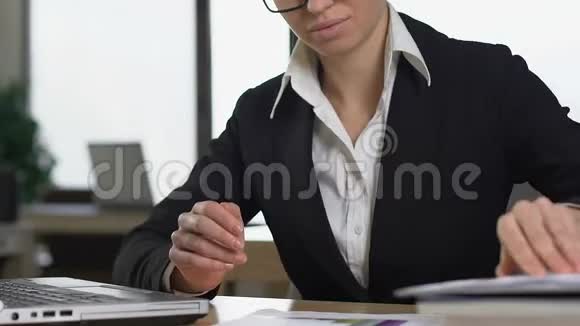 女秘书看杂志代替工作坐在办公桌前懒惰视频的预览图