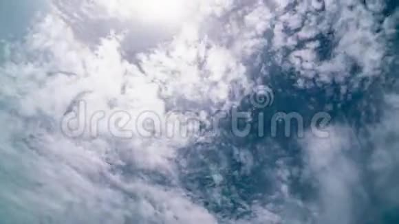 美丽的阳光和云层在天空中划过的时间视频的预览图