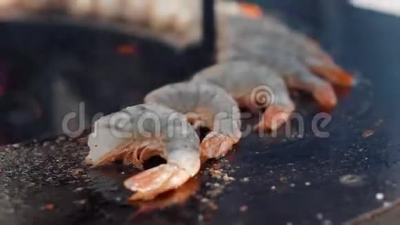 牡蛎在明火上烤着对着工作的厨师视频的预览图