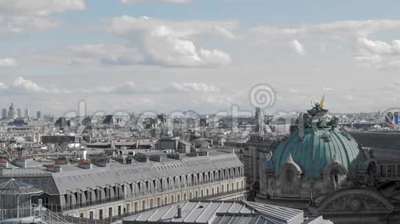 在巴黎市中心的典型街区从巴黎拉法耶特画廊的观景台视频的预览图
