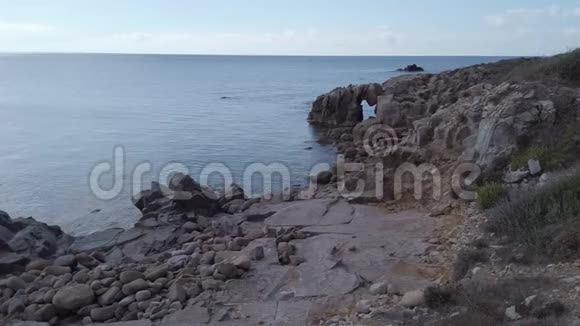 岩石湾有天然洞穴荒野有峭壁直到撒丁岛的蓝色大海视频的预览图