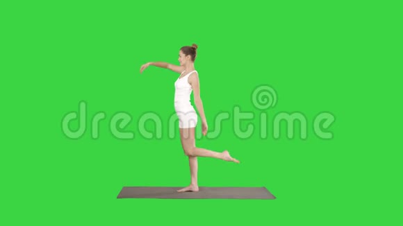 年轻的瑜伽有吸引力的女人练习瑜伽的概念站在Natarajasana锻炼的绿色屏幕Chroma键视频的预览图