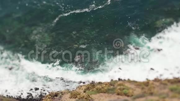美丽的海景热带海岸巨浪撞击到岛上的海岸在海洋加那利视频的预览图