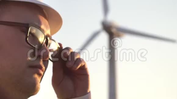 戴着头盔的亚洲工程师站在阳光下举起眼镜视频的预览图