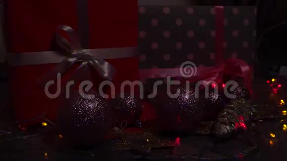 圣诞节舒适的假期有闪烁的花环和礼品盒视频的预览图
