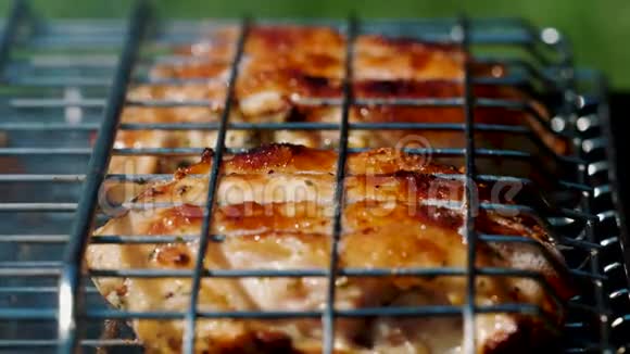 烧烤架上炸出的美味鸡肉视频的预览图
