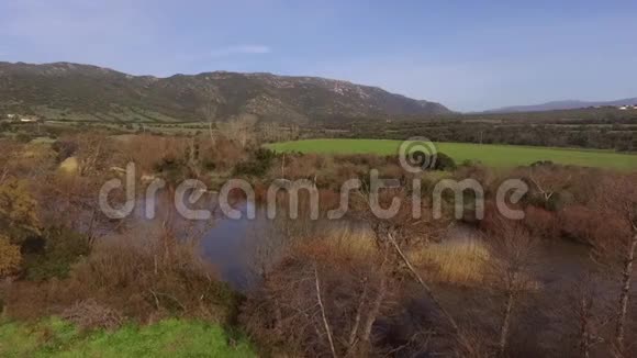 用无人驾驶飞机俯瞰撒丁岛湖泊和科吉纳斯河的空中景色视频的预览图