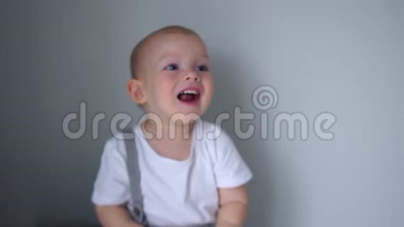 一个尖叫的两岁婴儿的肖像一个孩子在幼儿园适应团队快乐的童年视频的预览图