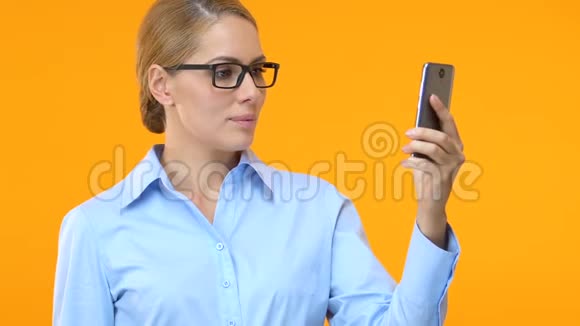 兴奋的商务女性智能手机显示是标志新项目成功视频的预览图