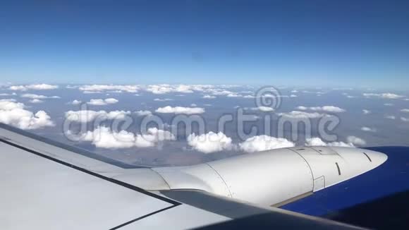 飞机机翼和云视图的延时镜头视频的预览图