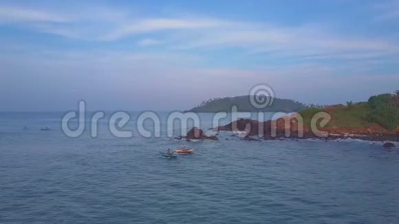 渔民乘坐木船沿着蔚蓝的海洋上景航行视频的预览图