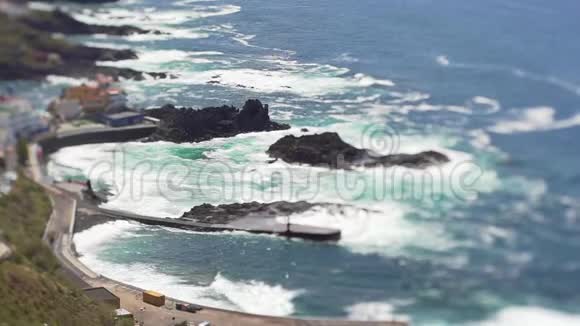从海洋的高度和一个西班牙小渔镇的视野倾斜移位海洋景观视频的预览图