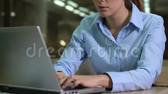 担心商务女性检查电脑工作时间项目截止日期视频的预览图