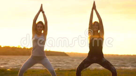 三个身材苗条的运动女孩在海滩上练习健康的生活方式视频的预览图