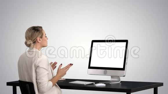 商务视频呼叫商务女性在梯度背景下有视频会议视频的预览图