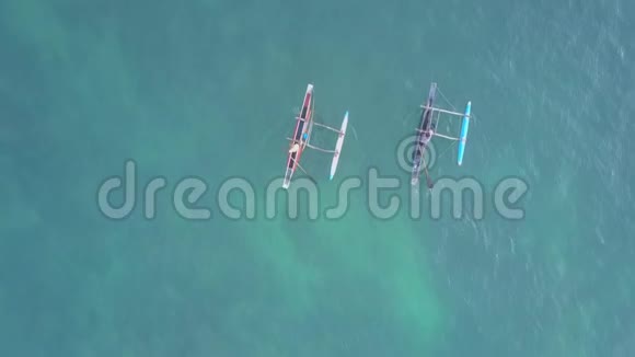 亚洲人沿着蔚蓝的海景乘长独木舟航行视频的预览图