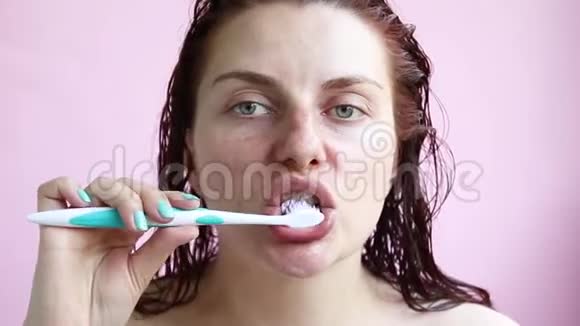 洗澡后一个穿毛巾的小女孩刷牙上午自理视频的预览图
