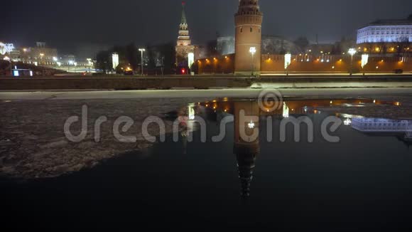 克里姆林宫的墙上有一座塔和他们在莫斯科河的倒影冬夜视频的预览图