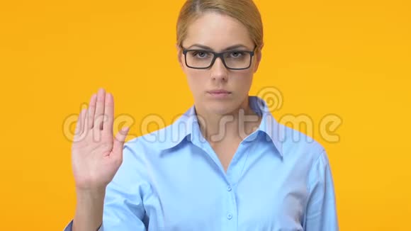严肃的女经理公开展示手掌停止工作中的性骚扰视频的预览图