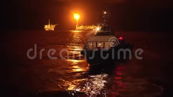 海上油田夜间船员更换期间的海上船员视频的预览图