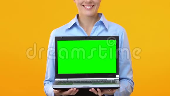 商务女性带绿色屏幕的笔记本电脑应用广告视频的预览图