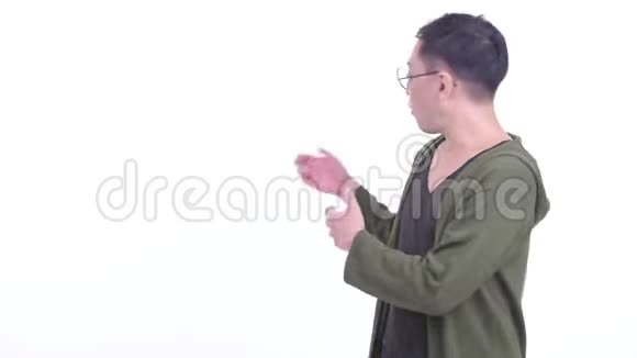 快乐的日本男人戴着眼镜一边对着后面说话视频的预览图