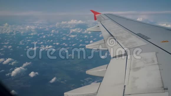 飞行在云层之上的飞机翼从平面的窗口查看视频的预览图