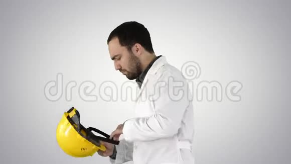 工程师或工人黄色安全头盔戴在梯度背景上的头视频的预览图