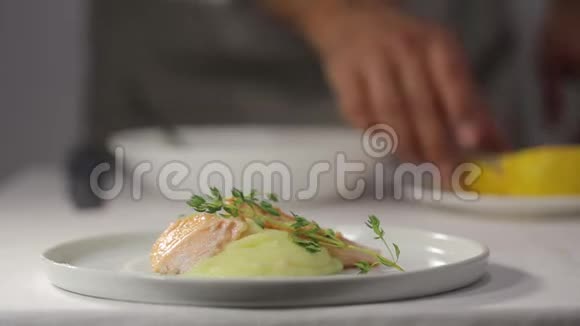 厨师把柠檬汁挤在鲑鱼鱼上餐厅食品概念视频的预览图