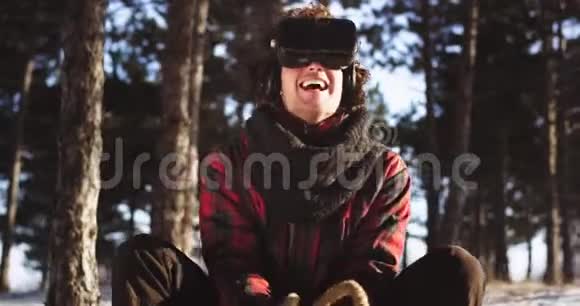 冬天的时候一个笑容可掬的家伙在雪橇上玩虚拟游戏虚拟游戏视频的预览图