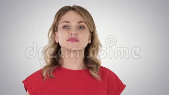 性感的白种人年轻女性美丽的蓝色眼睛走在梯度背景上视频的预览图