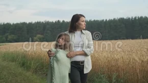 妈妈和女儿走路说话拥抱视频的预览图
